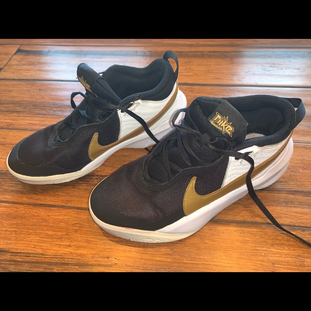 Nike Team Hustle D10 (DX) Boys Athletic shoes. Size 5.5 (GS) Black/Gold/White.